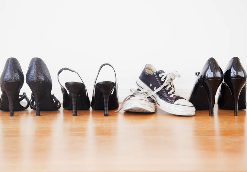 无人,横图,室内,特写,白天,正面,高跟鞋,时尚,地板,静物,鞋子,一排,阴影,整齐,反射,影子,墙,地面,木地板,墙壁,墙面,排列,白色,四双,帆布鞋,休闲鞋,队列,时髦,时兴,彩图