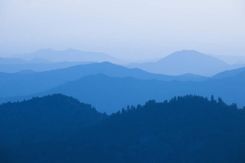 无人,公园,横图,室外,白天,正面,旅游,度假,美景,山,山脉,树林,植物,雾,美国,朦胧,模糊,景观,山峰,山峦,娱乐,树,树木,绿色,自然,群山,享受,休闲,景色,放松,生长,成长,连绵,迷雾,北美,北美洲,国家公园,绵延,加利福尼亚,自然风光,美洲,加州,加利福尼亚州,金州,黄金州,北亚美利加洲,亚美利加洲,红杉国家公园,红杉树国家公园,联贯,大雾,彩图