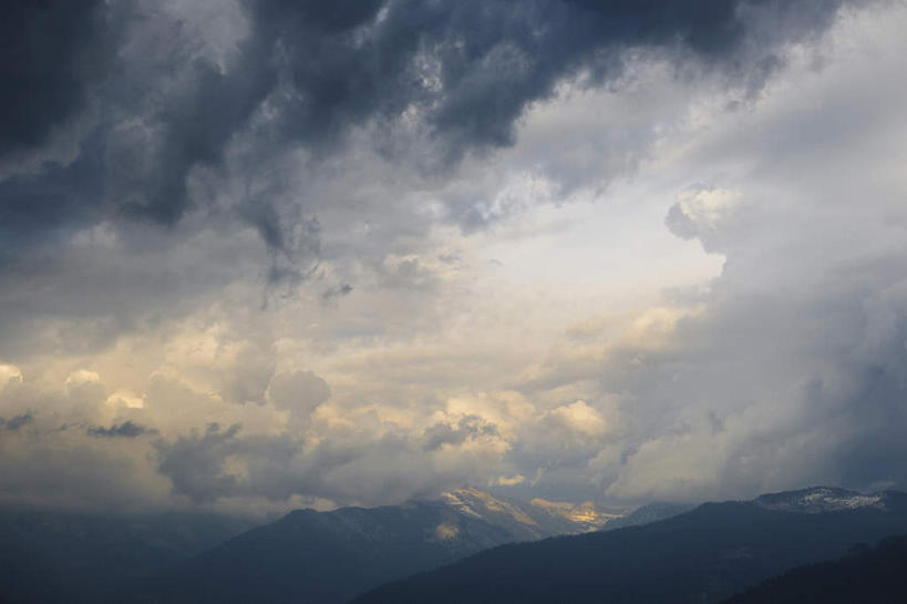 无人,公园,横图,室外,白天,仰视,旅游,度假,美景,山,山脉,美国,阴影,光线,影子,景观,山峰,云,云朵,山峦,云彩,娱乐,蓝色,白云,蓝天,天空,阳光,自然,群山,天,享受,休闲,景色,放松,晴朗,北美,北美洲,国家公园,加利福尼亚,自然风光,美洲,加州,加利福尼亚州,金州,黄金州,北亚美利加洲,亚美利加洲,红杉国家公园,红杉树国家公园,晴空,彩图,低角度拍摄