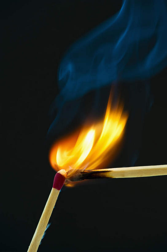 无人,竖图,室内,特写,白天,正面,热情,火,阴影,黑色背景,反射,火柴,火焰,影子,烟雾,燃烧,两个,摄影,影棚,洋火,火柴梗,取火工具,彩图,影棚拍摄,拍摄