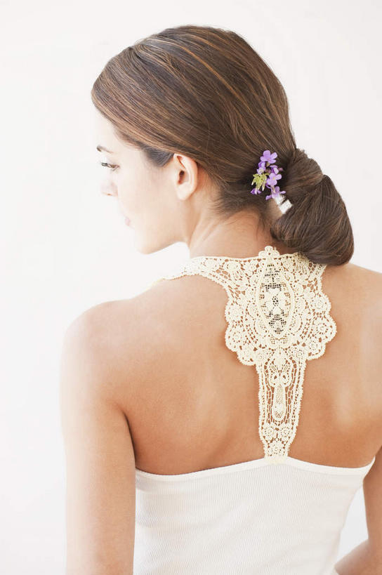 西方人,一个人,站,竖图,室外,白天,白色背景,欧洲,欧洲人,仅一个年轻女性,仅一个女性,仅一个人,服装,头饰,扭头,注视,背面,衣服,白色,发夹,发饰,夹子,观察,看,站着,转头,服饰,观看,察看,衣着,穿着,关注,衣饰,年轻女性,女人,女性,白种人,站立,半身,彩图