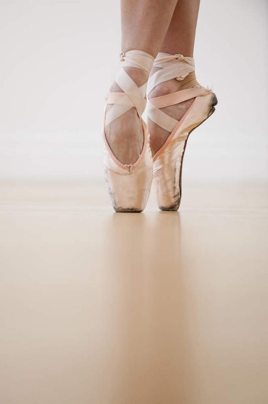 西方人,腿部,脚,脚后跟,脚背,踝,腿,一个人,跳舞者,健身房,竖图,室内,特写,白天,正面,跳舞,芭蕾,地板,鞋子,欧洲,欧洲人,仅一个女性,仅一个人,一双,阴影,反射,影子,墙,地面,木地板,墙壁,墙面,白色,仅一个中年女性,双腿,舞鞋,芭蕾舞鞋,舞姿,芭蕾鞋,舞蹈房,练功房,足尖鞋,芭蕾舞,女人,女性,中年女性,白种人,脚底,舞蹈家,舞蹈演员,舞者,半身,彩图,舞蹈,健身馆