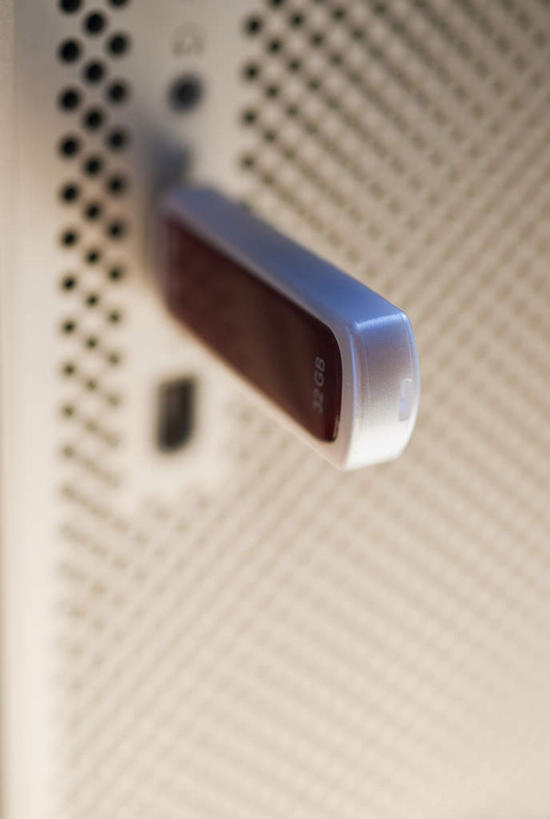 无人,竖图,室内,特写,白天,正面,数据,静物,阴影,朦胧,模糊,反射,传输,信息,影子,存储介质,USB接口,通用串行总线,接口,存储,端口,u盘,优盘,USB闪存盘,闪存盘,闪存,可移动存储设备,移动存储,彩图