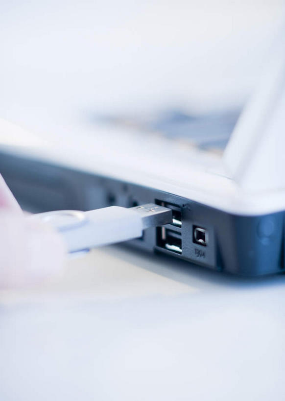 西方人,手,一个人,竖图,室内,特写,白天,正面,电脑,笔记本电脑,数据,桌面,桌子,欧洲,欧洲人,仅一个男性,仅一个人,仅一个中年男性,握,阴影,朦胧,模糊,反射,网络,信息,木制,影子,拿,拿着,存储介质,通讯设备,木制品,手部,握着,摄影,影棚,单手,存储,无线,通信设备,无线网络,无线上网,便携式电脑,u盘,优盘,USB闪存盘,闪存盘,闪存,可移动存储设备,移动存储,手提电脑,男人,男性,中年男性,白种人,半身,彩图,影棚拍摄,拍摄