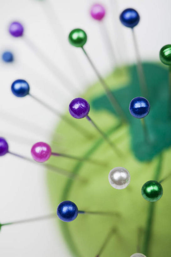 无人,竖图,俯视,彩色,室内,特写,白天,白色背景,生活用品,静物,许多,办公用品,很多,文具,学习用品,日用品,摄影,影棚,五颜六色,文具用品,色彩斑斓,五彩缤纷,五彩斑斓,五光十色,针包,针垫,彩图,高角度拍摄,影棚拍摄,拍摄,大头针