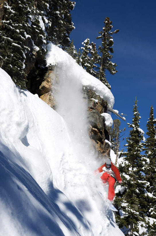 西方人,一个人,竖图,室外,白天,仰视,锻炼,旅游,度假,运动,石头,山,雪,雪山,大雪,飞机,欧洲,美国,欧洲人,仅一个男性,仅一个人,阴影,服装,朦胧,模糊,光线,工具,器材,石子,影子,冰,积雪,山顶,山峰,雪景,云,云朵,冬季,冬天,山峦,云彩,娱乐,运动器械,仅一个年轻男性,衣服,蓝色,白云,蓝天,天空,阳光,天,享受,休闲,温暖,器械,健身器械,放松,寒冷,服饰,空军,晴朗,拐杖,保暖,滑雪板,滑雪杖,直升机,冰冷,北美,北美洲,御寒,室外运动,美洲,健身器材,户外运动,滑雪服,滑雪装备,美军,运输直升机,运用直升机,沉积岩,海王直升机,SH-3D海王直升机,北亚美利加洲,亚美利加洲,严寒,辅助设备,冰凉,酷寒,凛冽,凛凛,极冷,颠峰,极峰,水成岩,竞技服,旅游服,冬装,男人,男性,年轻男性,白种人,石块,岩石,晴空,彩图,低角度拍摄,全身,健身,运动器材