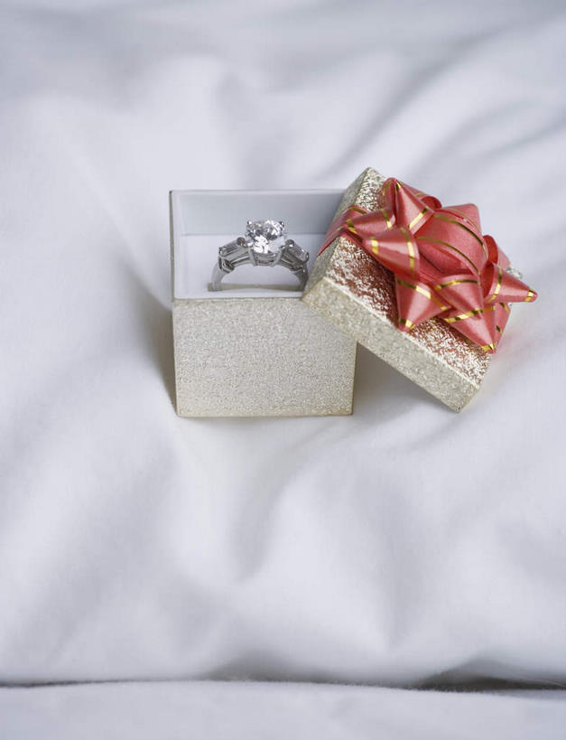 无人,竖图,俯视,室内,特写,白天,爱情,床,卧室,静物,礼盒,礼物,阴影,反射,影子,纸盒,双人床,床单,一枚,浪漫,被子,盒子,装饰品,一个,包装盒,戒指,饰品,首饰,礼品盒,恩爱,礼品,单个,信物,被单,权利,手饰,彩图,高角度拍摄,睡房,卧房