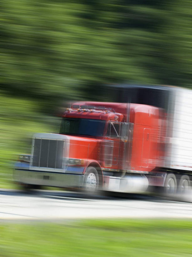 无人,竖图,室外,白天,正面,旅游,度假,草地,草坪,美景,树林,植物,道路,卡车,路,公路,一辆,朦胧,模糊,景观,集装箱,交通,娱乐,草,树,树木,红色,绿色,自然,享受,休闲,景色,放松,集装箱车,生长,成长,货车,迅速,敏捷,自然风光,货运车,疾速,马路,载重汽车,彩图