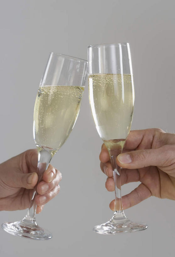 葡萄酒,西方人,手,两个人,伙伴,朋友,竖图,室内,特写,白天,正面,奢侈,快乐,友谊,杯子,欧洲,欧洲人,双手,握,灰色背景,庆祝,高脚杯,两杯,浪漫,拿,拿着,玻璃制品,酒,饮料,酒杯,香槟,干杯,碰杯,手部,交际,友好,诱惑,握着,摄影,影棚,庆贺,礼仪,敬酒,香槟杯,劝酒,气泡酒,起泡酒,汽酒,友情,男人,男性,女人,女性,中年男性,中年女性,白种人,玻璃杯,半身,彩图,影棚拍摄,高兴,欢笑,拍摄