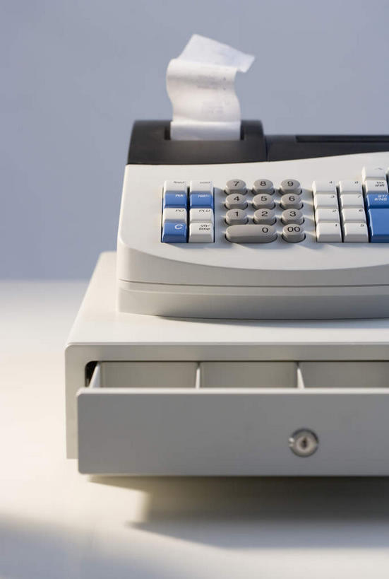 无人,竖图,俯视,室内,特写,白天,白色背景,静物,英文,标志,数字,文字,字符,字母,标识,pos机,摄影,阿拉伯数字,收银台,影棚,英文字母,一台,收银,收银机,收银条,发票,购物收据,购物小票,彩图,高角度拍摄,影棚拍摄,拍摄,收据