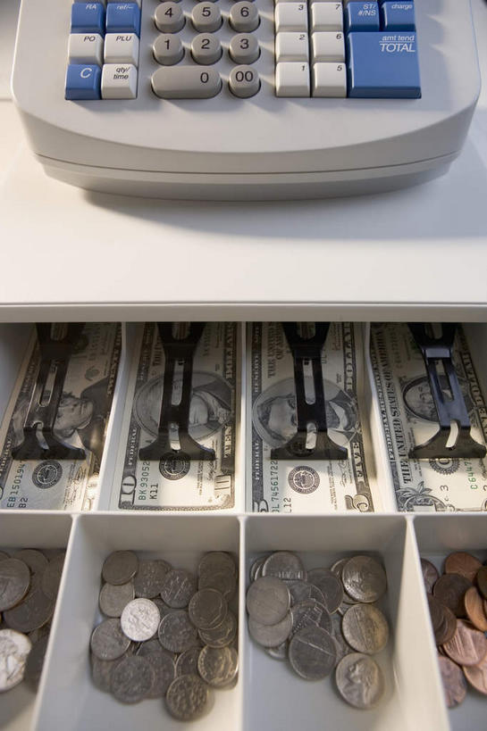 无人,竖图,俯视,室内,特写,白天,钱,静物,许多,朦胧,模糊,英文,标志,钱币,数字,文字,字符,字母,很多,标识,pos机,金融,摄影,阿拉伯数字,收银台,影棚,经济,英文字母,一台,收银,收银机,流通,贸易,货币,现金,硬币,彩图,高角度拍摄,影棚拍摄,拍摄