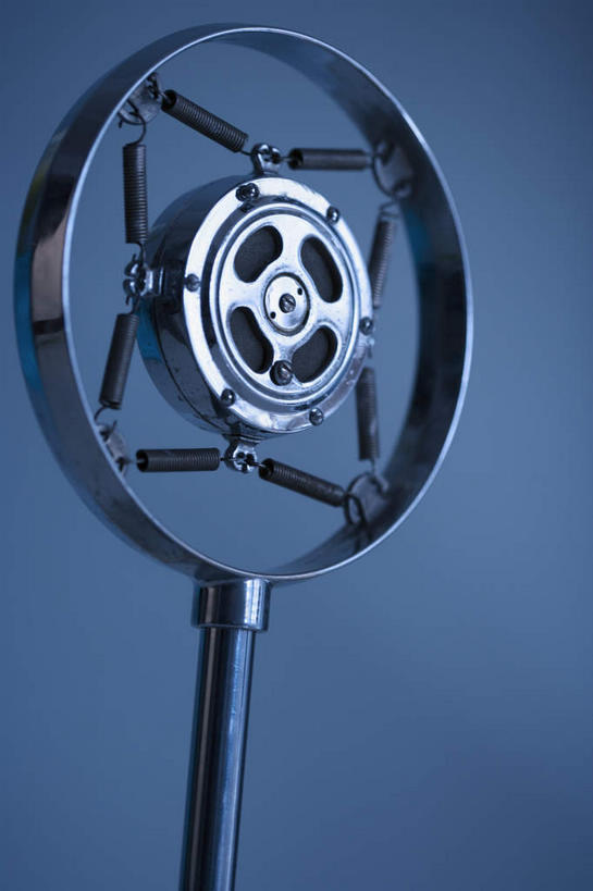 无人,竖图,室内,特写,白天,正面,静物,阴影,蓝色背景,反射,影子,一个,话筒,摄影,影棚,单个,麦克风,扩音器,传声器,微音器,彩图,影棚拍摄,拍摄