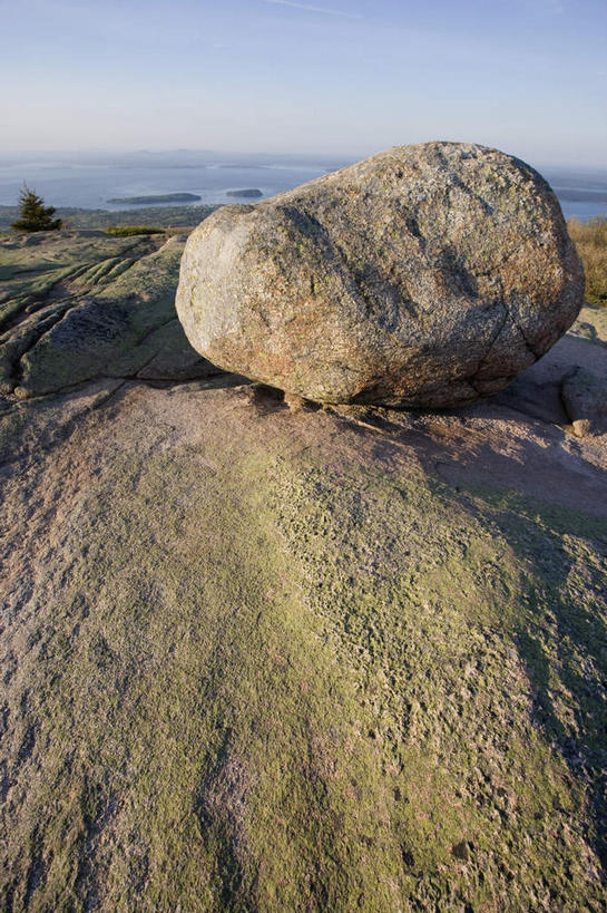无人,公园,竖图,室外,白天,正面,旅游,度假,海浪,海洋,石头,美景,山,山脉,植物,美国,阴影,光线,石子,影子,景观,浪花,山峰,水平线,云,云朵,辽阔,海平线,山峦,云彩,娱乐,树,树木,蓝色,绿色,白云,蓝天,天空,阳光,自然,海水,群山,天,享受,休闲,广阔,景色,放松,生长,晴朗,成长,一望无际,北美,北美洲,国家公园,自然风光,美洲,海景,缅因州,阿卡迪亚国家公园,北亚美利加洲,亚美利加洲,缅因,松林之州,卡地亚国家公园,无边无际,一马平川,大海,风浪,海,海水的波动,近岸浪,石块,岩石,涌浪,晴空,彩图,水天相接,水天一线