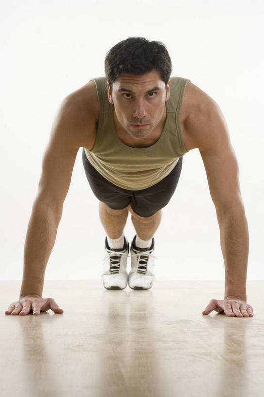 西方人,一个人,健身房,俯卧撑,竖图,室内,白天,正面,锻炼,运动,欧洲,欧洲人,仅一个男性,仅一个人,服装,背心,注视,仅一个年轻男性,衣服,观察,看,服饰,观看,察看,衣着,穿着,关注,衣饰,体育,男人,男性,年轻男性,白种人,伏地挺身,彩图,全身,健身,健身馆,掌上压