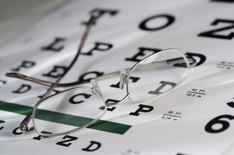 无人,横图,俯视,室内,特写,白天,静物,一副,一排,阴影,朦胧,模糊,整齐,并列,并排,反射,英文,标志,图表,文字,眼镜,影子,字符,字母,标识,排列,一个,单个,英文字母,医疗设备,队列,医疗器械,视力表,平行,医疗工具,近视眼镜,检测工具,彩图,高角度拍摄