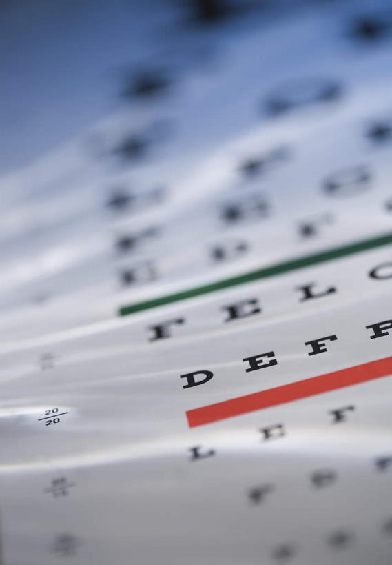 无人,竖图,俯视,室内,特写,白天,静物,一排,阴影,朦胧,模糊,整齐,并列,并排,反射,英文,标志,图表,文字,影子,字符,字母,标识,排列,一个,单个,英文字母,医疗设备,队列,医疗器械,视力表,平行,医疗工具,检测工具,彩图,高角度拍摄