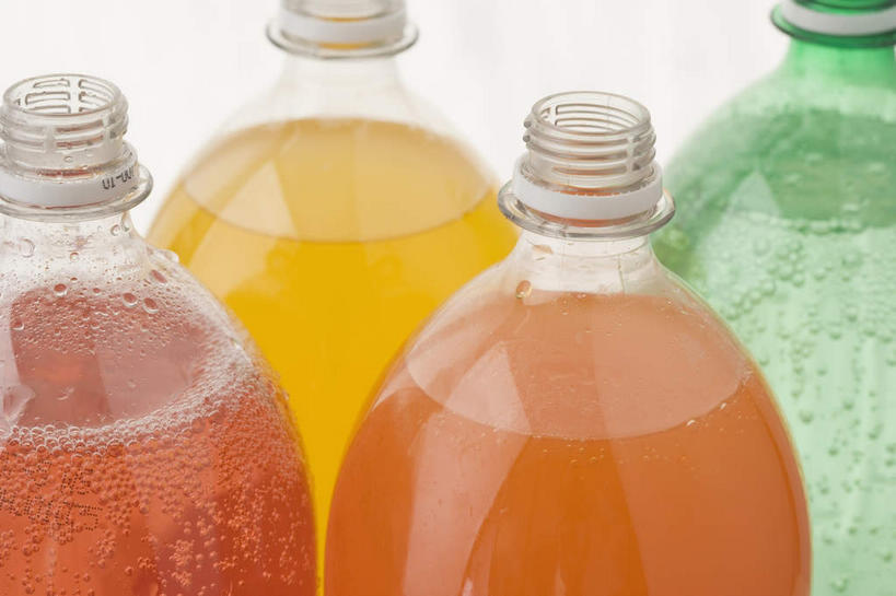 无人,横图,室内,特写,白天,正面,一排,朦胧,模糊,整齐,饮品,饮料,排列,黄色,绿色,瓶子,塑料制品,四个,橙色,塑料瓶,摄影,影棚,苏打水,四瓶,队列,可口,适口,彩图,影棚拍摄,拍摄