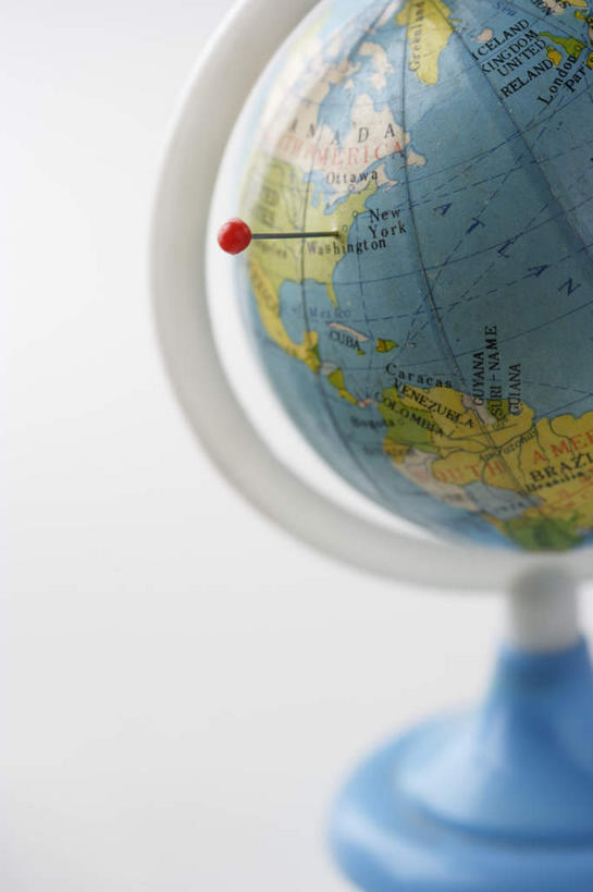 无人,竖图,室内,特写,白天,白色背景,正面,仪器,海洋,生活用品,静物,地图,一根,朦胧,模糊,网格,英文,标志,地球仪,文字,线条,字符,字母,世界地图,地球,陆地,办公用品,全球,标识,球,文具,一个,红色,蓝色,经纬线,模型,学习用品,日用品,球体,摄影,地理,国家,影棚,单个,英文字母,文具用品,大陆,世界,纬线,版图,经线,经纬仪,地理学,彩图,影棚拍摄,拍摄,大洋,大洲,大头针