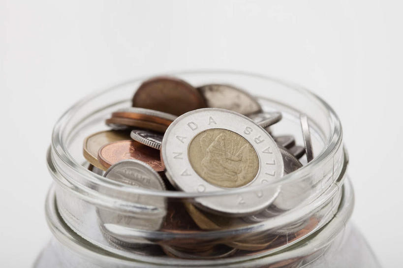 无人,横图,俯视,室内,特写,白天,白色背景,钱,静物,玻璃,一堆,许多,堆叠,堆积,钱币,很多,玻璃制品,一个,玻璃瓶,瓶子,金融,摄影,影棚,经济,单个,堆,加拿大元,流通,贸易,广口瓶,加拿大货币,货币,现金,硬币,彩图,高角度拍摄,影棚拍摄,拍摄