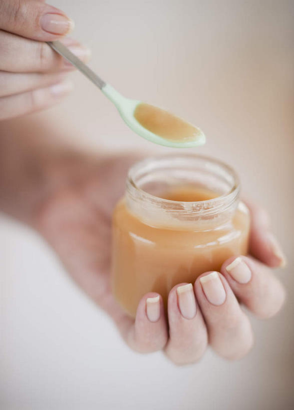 西方人,手,一个人,捧,竖图,俯视,室内,特写,白天,玻璃,欧洲,欧洲人,仅一个年轻女性,仅一个女性,仅一个人,握,朦胧,模糊,勺子,食品,营养,拿,拿着,玻璃制品,食物,两个,玻璃瓶,瓶子,调羹,汤匙,手部,握着,摄影,影棚,广口瓶,养分,年轻女性,女人,女性,白种人,端,端着,捧着,手捧,半身,彩图,高角度拍摄,影棚拍摄,拍摄,婴儿食物