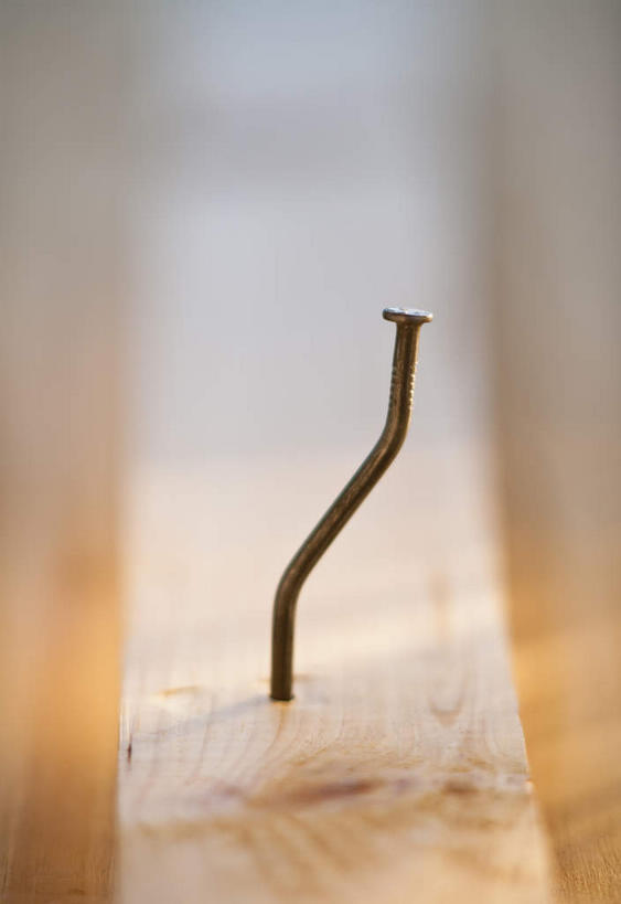 无人,竖图,俯视,室内,特写,白天,静物,阴影,朦胧,模糊,曲折,弯曲,反射,钉子,木材,影子,木柴,一个,蜿蜒,木料,单个,五金,紧固,牢固,彩图,高角度拍摄,稳固