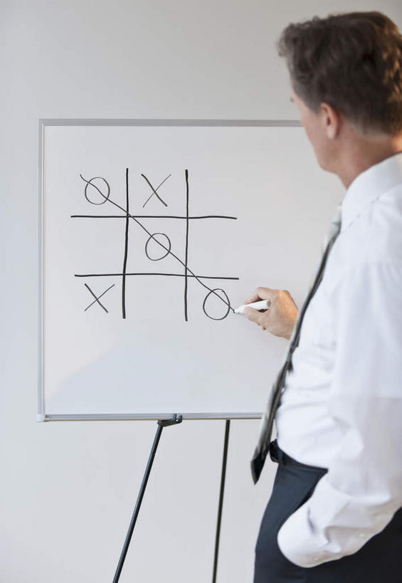 西方人,一个人,商务人士,商务男性,站,竖图,室内,白天,侧面,衬衫,游戏,欧洲,欧洲人,仅一个男性,仅一个人,仅一个中年男性,握,套装,笔,办公用品,领带,拿,玩,拿着,娱乐,文具,白板,记号笔,学习用品,站着,休闲,握着,摄影,影棚,活动,马克笔,麦克笔,文具用品,象征,庄重,发泄,消遣,智力,商务装,身份,记录板,手插袋,单手插袋,工薪阶层,记事板,单手抄兜,单手放兜,宣泄,正式,地位,男人,男性,中年男性,白种人,白领,上班族,插兜,手插兜,手放口袋,玩耍,嬉戏,站立,半身,彩图,影棚拍摄,衬衣,拍摄,井字游戏,连珠游戏,手抄兜