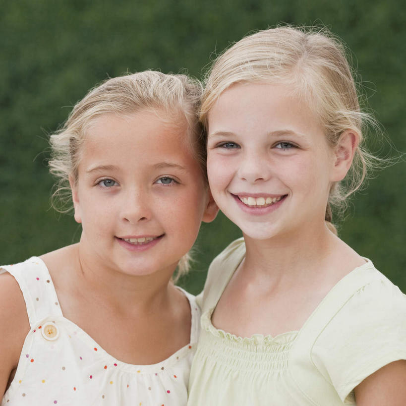 西方人,儿童,两个人,家庭,站,笑,微笑,露齿笑,方图,室外,白天,正面,纯洁,草地,草坪,植物,欧洲,欧洲人,服装,依偎,注视,休闲装,草,小孩,衣服,绿色,观察,看,靠,靠着,倚靠,站着,休闲,温暖,温馨,一家人,休闲服,可爱,童年,童趣,服饰,观看,和睦,察看,倚着,关注,童真,烂漫,无邪,依附,依赖,投靠,天真,女孩,女人,女性,白种人,站立,半身,彩图,融洽,女生