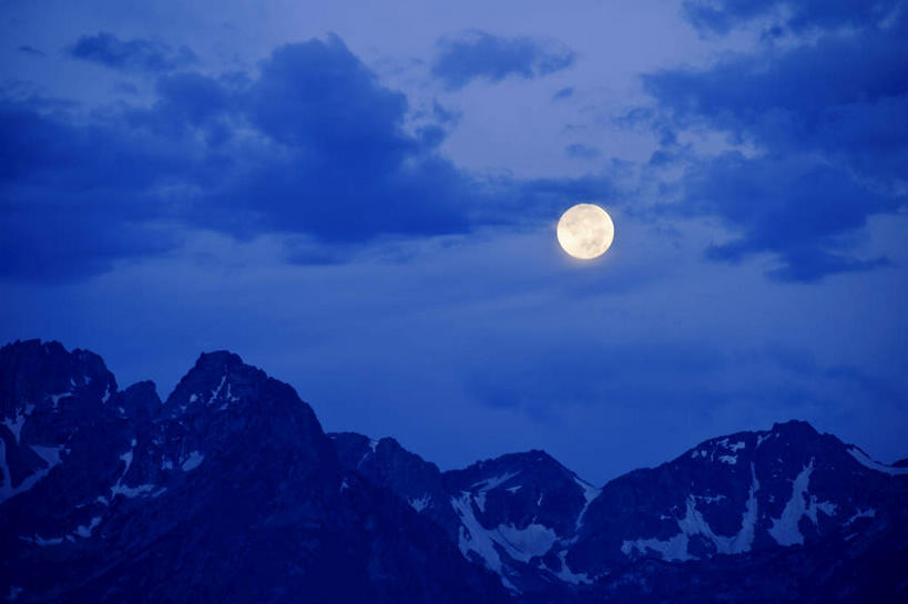 无人,公园,横图,室外,夜晚,正面,旅游,度假,石头,美景,山,雪,雪山,大雪,美国,石子,冰,积雪,景观,山峰,雪景,月亮,冬季,冬天,山峦,月光,娱乐,自然,享受,休闲,景色,放松,寒冷,明亮,冰冷,北美,北美洲,国家公园,自然风光,美洲,怀俄明州,怀俄明,蛇河,大提顿国家公园,北亚美利加洲,亚美利加洲,严寒,皎洁,冰凉,酷寒,凛冽,凛凛,极冷,平等之州,大蒂顿国家公园,大堤顿国家公园,大提顿公园,石块,岩石,彩图