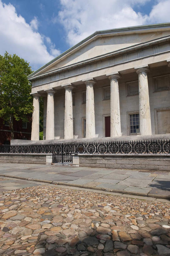 无人,竖图,室外,白天,仰视,旅游,度假,植物,标志建筑,城市,地标,建筑,美国,一排,阴影,整齐,光线,影子,柱子,云,云朵,云彩,娱乐,建设,树,树木,排列,蓝色,绿色,白云,蓝天,天空,阳光,自然,天,享受,休闲,旅游胜地,放松,生长,晴朗,成长,北美,北美洲,队列,美洲,费城,博爱之城,宾夕法尼亚,宾夕法尼亚州,宾州,拱顶石州,拱心石之州,宾氏林地,北亚美利加洲,亚美利加洲,晴空,彩图,低角度拍摄