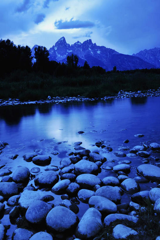 无人,公园,竖图,室外,白天,正面,旅游,度假,湖,湖泊,石头,美景,日落,森林,山,山脉,树林,水,植物,美国,阴影,光线,石子,影子,湖面,景观,山顶,山峰,水流,水面,晚霞,霞光,落日,山峦,娱乐,树,树木,绿色,倒影,阳光,自然,黄昏,湖水,群山,享受,休闲,景色,彩霞,放松,生长,成长,倒映,北美,北美洲,国家公园,自然风光,美洲,怀俄明州,怀俄明,沉积岩,蛇河,大提顿国家公园,北亚美利加洲,亚美利加洲,平等之州,大蒂顿国家公园,大堤顿国家公园,大提顿公园,颠峰,极峰,夕照,反照,水成岩,石块,岩石,夕阳,彩图,斜阳