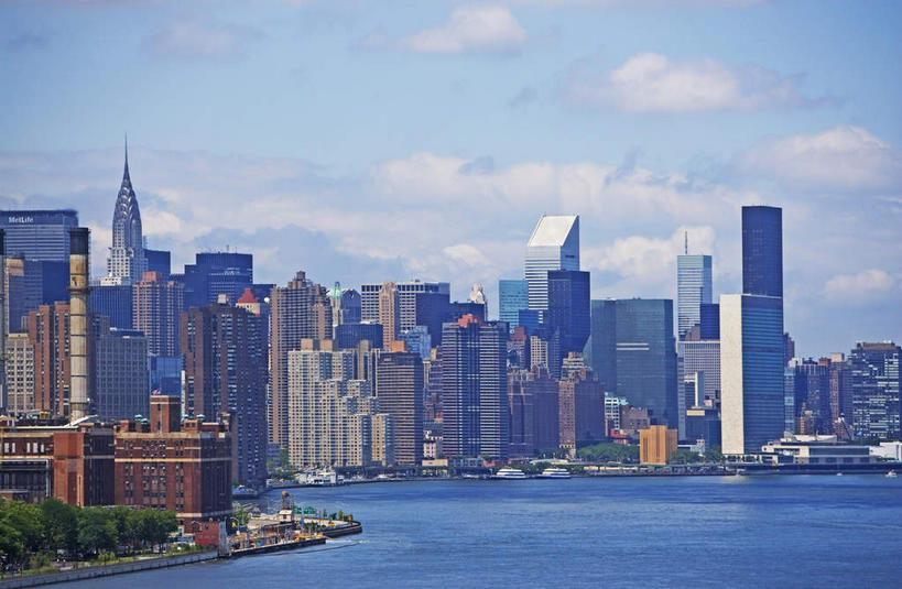 无人,高楼大厦,横图,全景,室外,白天,正面,度假,办公楼,河流,美景,水,天际线,植物,城市风光,城市,大厦,建筑,摩天大楼,写字楼,纽约,美国,阴影,光线,影子,河水,景观,水流,云,云朵,曼哈顿,云彩,娱乐,树,树木,蓝色,绿色,白云,蓝天,天空,阳光,自然,楼宇,天,享受,休闲,商务楼,景色,放松,生长,晴朗,成长,北美,北美洲,美洲,花旗银行,纽约州,帝国之州,帝国州,北亚美利加洲,亚美利加洲,晴空,彩图,大楼,高层建筑,高楼,摩天楼,公园大道,曼哈顿岛