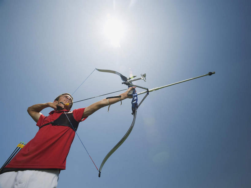 西方人,一个人,运动员,站,拉,横图,室外,白天,仰视,运动服,锻炼,快乐,比赛,运动,竞争,射箭,欧洲,欧洲人,仅一个男性,仅一个人,握,阴影,服装,光线,弓箭,影子,拿,拿着,注视,娱乐,运动器械,箭头,仅一个年轻男性,衣服,蓝色,蓝天,天空,阳光,天,观察,看,站着,休闲,健身器械,武器,握着,服饰,晴朗,观看,察看,体育运动,衣着,穿着,关注,兵器,对准,瞄准,箭术,健身器材,万里无云,簇,矢,衣饰,弓鞬,弓套,体育,射箭运动,男人,男性,年轻男性,白种人,晴空,晴空万里,体育运动员,运动选手,站立,半身,彩图,低角度拍摄,健身,运动器材,运动装