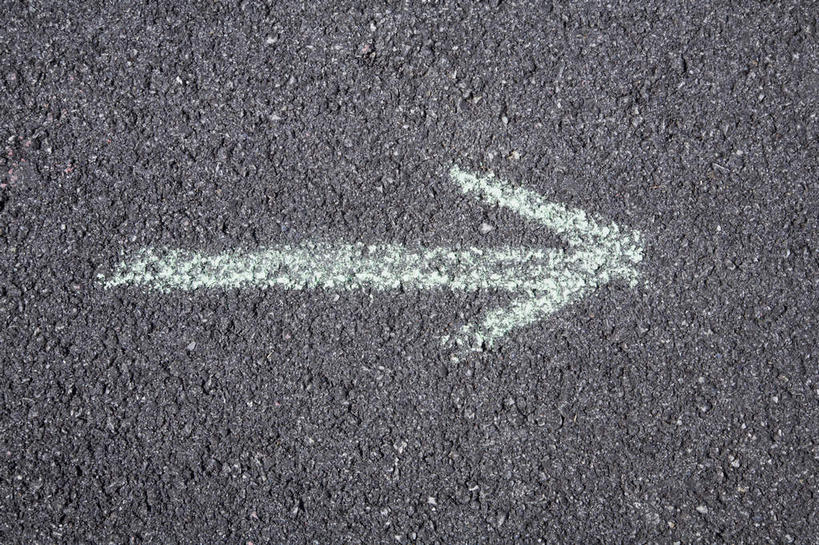 无人,横图,俯视,室外,特写,白天,道路,路,公路,静物,笔,工具,交通,方向,箭头,粉笔,学习用品,文具用品,指向,簇,白垩,马路,彩图,高角度拍摄