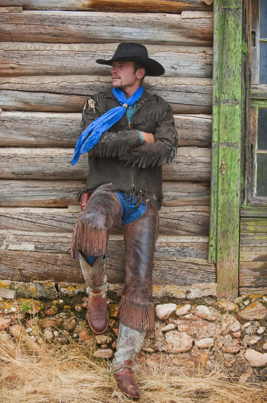 西方人,一个人,家,木屋,站,双手交叉,竖图,室外,白天,正面,帽子,欧洲,欧洲人,仅一个男性,仅一个人,服装,裤子,装饰,丝巾,皮革,扭头,注视,休闲装,住宅,仅一个年轻男性,衣服,观察,看,靠,靠着,倚靠,站着,转头,休闲,休闲服,牛仔帽,服饰,观看,华丽,点缀,察看,双手抱胸,倚着,关注,皮套裤,衬托,美观,雅致,雅观,男人,男性,年轻男性,白种人,站立,彩图,全身,茅舍,茅屋,棚屋,小木屋,小屋,皮护腿套裤