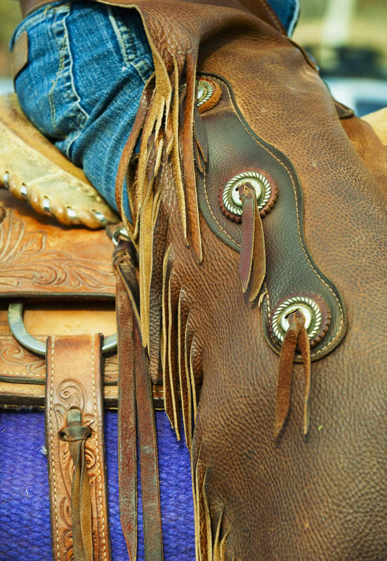 西方人,一个人,坐,竖图,室外,特写,白天,侧面,马,野生动物,欧洲,欧洲人,仅一个男性,仅一个人,裤子,皮革,牛仔裤,座位,马鞍,仅一个年轻男性,动物,运输,牲畜,皮套裤,马具,男人,男性,年轻男性,白种人,坐着,半身,彩图,皮护腿套裤