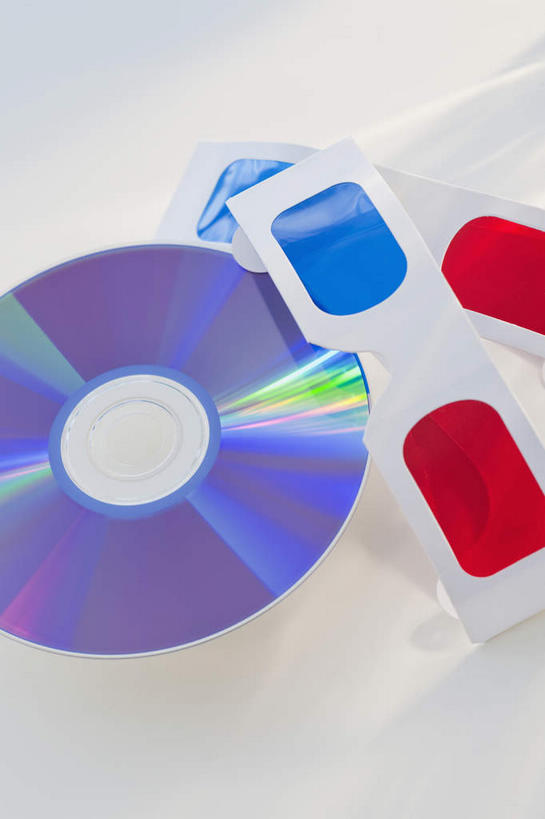 无人,竖图,俯视,室内,特写,白天,白色背景,数据,桌面,桌子,静物,阴影,反射,信息,木制,光盘,眼镜,影子,光碟,存储介质,红色,蓝色,木制品,摄影,影棚,碟片,存储,CD光盘,CD唱片,3D眼镜,CD光碟,立体眼镜,彩图,高角度拍摄,影棚拍摄,拍摄