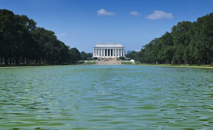 无人,横图,室外,白天,正面,旅游,度假,森林,树林,植物,标志建筑,地标,建筑,美国,阴影,光线,影子,池塘,水池,云,云朵,纪念馆,首都,云彩,娱乐,建设,树,树木,蓝色,绿色,白云,蓝天,天空,阳光,自然,天,享受,休闲,旅游胜地,放松,生长,晴朗,成长,北美,北美洲,美洲,林肯纪念堂,华盛顿特区,林肯纪念碑,华盛顿哥伦比亚特区,华府,北亚美利加洲,亚美利加洲,林肯纪念馆,晴空,彩图