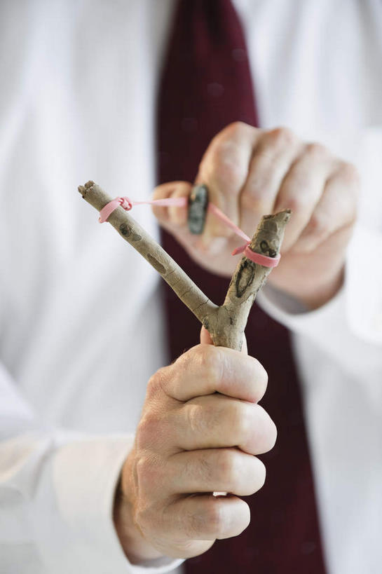 西方人,手,一个人,商务人士,商务男性,竖图,室内,特写,白天,正面,衬衫,游戏,玩具,欧洲,欧洲人,双手,仅一个男性,仅一个人,仅一个中年男性,握,套装,领带,拿,玩,拿着,娱乐,休闲,手部,益智,握着,活动,象征,庄重,发泄,消遣,智力,弹弓,商务装,身份,工薪阶层,冷兵器,宣泄,正式,地位,游戏工具,远射兵器,男人,男性,中年男性,白种人,白领,上班族,玩耍,嬉戏,半身,彩图,衬衣