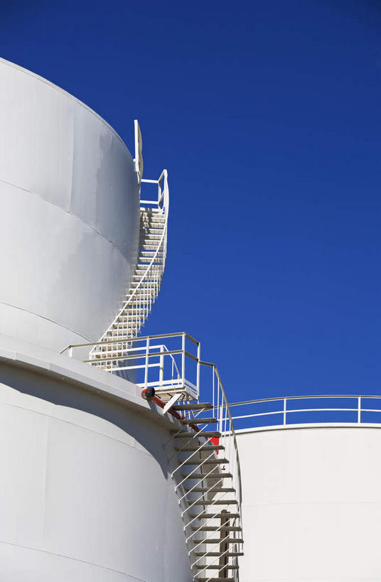 无人,竖图,室外,白天,仰视,纽约,美国,阴影,光线,水塔,影子,蓝色,蓝天,天空,阳光,容器,天,油罐,储油罐,晴朗,储藏,北美,北美洲,储存,美洲,纽约州,万里无云,帝国之州,帝国州,北亚美利加洲,亚美利加洲,存油罐,贮油罐,晴空,晴空万里,彩图,低角度拍摄,贮存