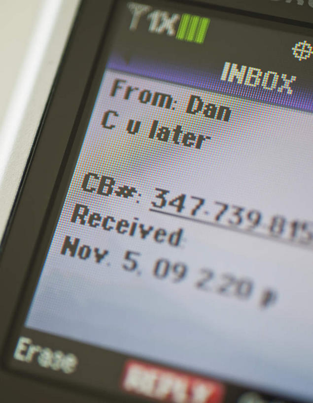 无人,打电话,竖图,俯视,室内,特写,白天,显示器,静物,电话,手机,屏幕,通讯设备,显示屏,一个,单个,消息,输出设备,交流,沟通,通话,彩图,高角度拍摄