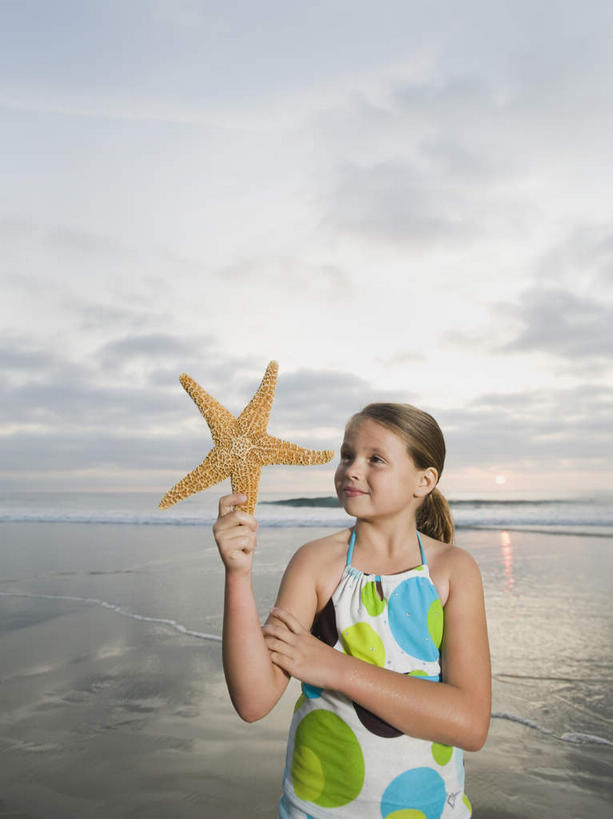 西方人,儿童,一个人,站,笑,微笑,露齿笑,竖图,室外,白天,正面,纯洁,海浪,海洋,海星,吊带,欧洲,欧洲人,仅一个女性,仅一个人,握,阴影,花纹,服装,光线,图案,影子,浪花,云,云朵,拿,云彩,拿着,注视,吊带衫,海洋生物,一个,小孩,衣服,蓝色,白云,倒影,蓝天,天空,阳光,自然,海水,动物,天,观察,看,站着,仅一个小孩,生物,可爱,童年,童趣,握着,服饰,晴朗,单个,观看,察看,倒映,衣着,穿着,关注,海景,童真,烂漫,无邪,衣饰,反照,天真,棘皮动物门,女孩,女人,女性,白种人,孩子,大海,风浪,海,海水的波动,近岸浪,涌浪,晴空,星鱼,站立,半身,彩图,女生