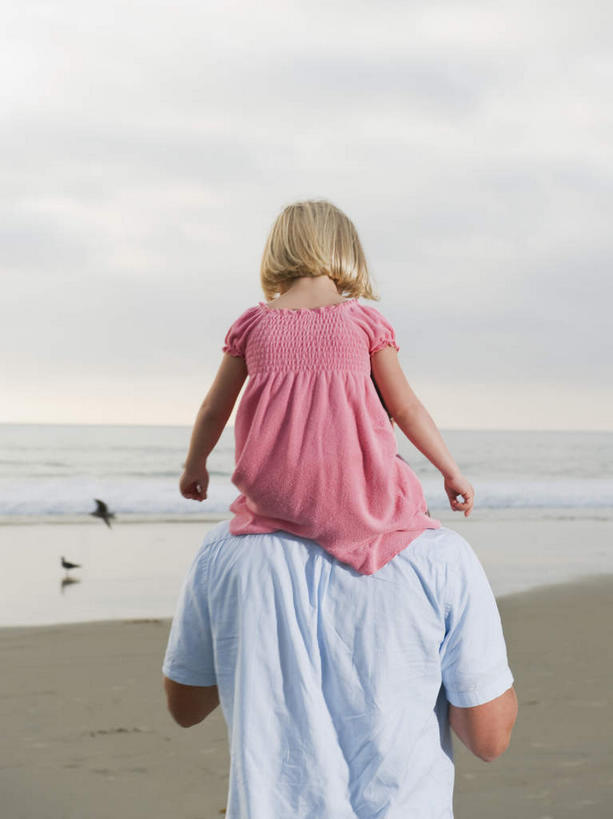 西方人,儿童,中年人,两个人,家庭,父亲,女儿,站,竖图,室外,白天,T恤衫,纯洁,海浪,海洋,沙滩,欧洲,欧洲人,阴影,光线,沙子,影子,海岸,浪花,云,云朵,沙地,T恤,云彩,小孩,骑,背面,红色,蓝色,白色,白云,蓝天,天空,阳光,海水,天,扛,站着,温暖,温馨,父女,一家人,父爱,可爱,童年,童趣,晴朗,和睦,海景,童真,烂漫,无邪,扛在肩上,骑在肩上,天真,男人,男性,女孩,中年男性,白种人,孩子,大海,风浪,海,海水的波动,海滩,近岸浪,涌浪,晴空,站立,半身,彩图,融洽,女生