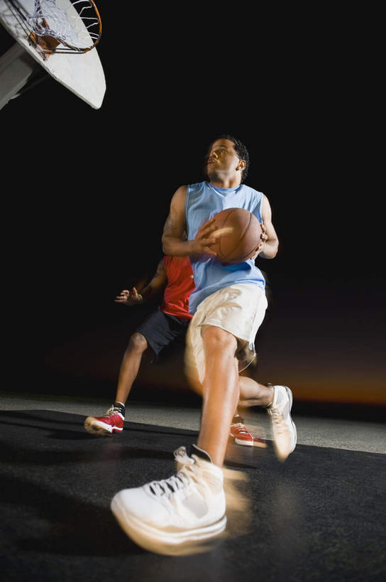 西方人,两个人,运动员,跑,竖图,室外,夜晚,仰视,运动鞋,锻炼,运动,篮球,鞋子,欧洲,欧洲人,运球,服装,朦胧,模糊,背心,篮球架,篮球场,球场,篮球装备,地面,投篮,篮球运动员,运动器械,场地,衣服,健身器械,灌篮,扣篮,服饰,休闲鞋,衣着,穿着,健身器材,篮球运动,衣饰,体育,男人,男性,年轻男性,白种人,体育运动员,运动选手,跑步,彩图,低角度拍摄,全身,健身,篮球场地,运动器材