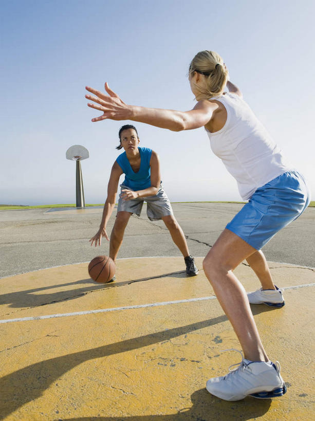 西方人,背部,两个人,运动员,跳,竖图,室外,白天,正面,运动鞋,篮球,鞋子,欧洲,欧洲人,阴影,服装,光线,背心,篮球架,影子,篮球场,球场,篮球装备,地面,半空,投篮,篮球运动员,运动器械,场地,衣服,红色,蓝色,灰色,蓝天,天空,阳光,天,健身器械,灌篮,扣篮,服饰,晴朗,休闲鞋,衣着,穿着,健身器材,篮球运动,万里无云,衣饰,年轻女性,女人,女性,白种人,晴空,晴空万里,体育运动员,运动选手,跳跃,彩图,全身,篮球场地,运动器材