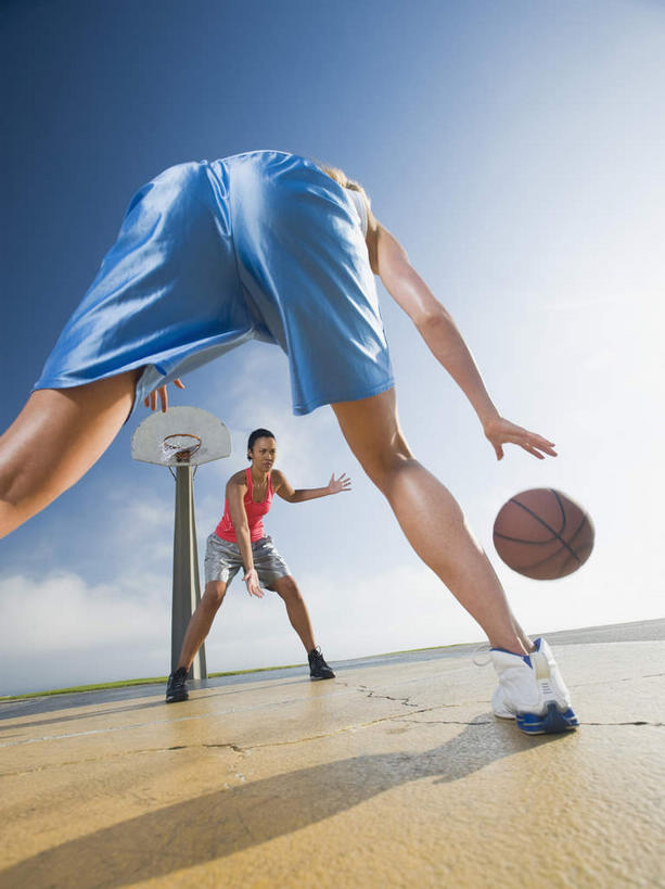 西方人,背部,两个人,运动员,跳,竖图,室外,白天,正面,运动鞋,篮球,鞋子,欧洲,欧洲人,阴影,服装,朦胧,模糊,光线,背心,篮球架,影子,篮球场,球场,篮球装备,地面,半空,投篮,篮球运动员,运动器械,场地,衣服,蓝色,灰色,蓝天,天空,阳光,天,健身器械,灌篮,扣篮,服饰,晴朗,休闲鞋,衣着,穿着,健身器材,篮球运动,万里无云,衣饰,年轻女性,女人,女性,白种人,晴空,晴空万里,体育运动员,运动选手,跳跃,半身,彩图,篮球场地,运动器材