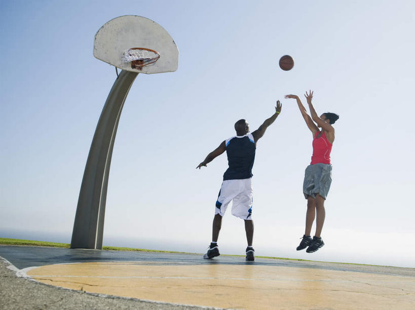 西方人,两个人,运动员,跳,横图,室外,白天,正面,运动鞋,篮球,鞋子,欧洲,非洲,黑人,欧洲人,阴影,服装,光线,背心,篮球架,影子,篮球场,球场,篮球装备,地面,半空,投篮,篮球运动员,运动器械,场地,衣服,红色,蓝色,灰色,蓝天,天空,阳光,天,健身器械,灌篮,扣篮,服饰,晴朗,休闲鞋,衣着,穿着,健身器材,篮球运动,万里无云,衣饰,男人,男性,中年男性,非洲人,晴空,晴空万里,体育运动员,运动选手,跳跃,彩图,全身,篮球场地,运动器材