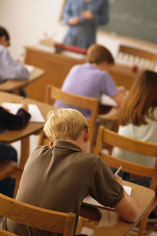 西方人,儿童,学生,教师,站,坐,竖图,俯视,室内,白天,窗户,桌子,椅子,欧洲,欧洲人,五个人,服装,朦胧,模糊,墙,许多人,注视,休闲装,书桌,玻璃窗,墙壁,墙面,小孩,衣服,课桌,低头,观察,看,站着,一群人,上课,休闲,教室,休闲服,服饰,观看,察看,课堂,关注,男孩,男人,男性,女孩,女人,女性,中年女性,白种人,讲师,教授,老师,站立,坐着,半身,彩图,高角度拍摄,男生,女生