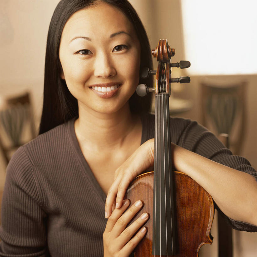 东方人,一个人,坐,笑,微笑,露齿笑,方图,室内,白天,正面,窗户,亚洲,仅一个女性,仅一个人,一把,握,服装,朦胧,模糊,墙,乐器,弦乐器,小提琴,拿,拿着,注视,休闲装,黄种人,玻璃窗,墙壁,墙面,衣服,黑色,灰色,观察,看,仅一个中年女性,休闲,休闲服,握着,服饰,观看,察看,关注,弓拉弦乐器,弓拉弦鸣乐器,琴房,女人,女性,中年女性,亚洲人,长发,直发,坐着,半身,彩图