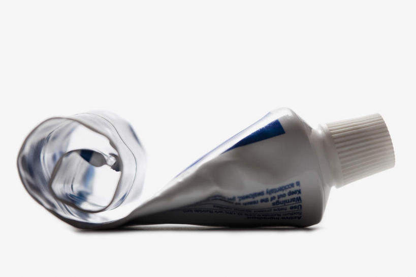 无人,横图,室内,特写,白天,白色背景,正面,静物,阴影,曲折,弯曲,反射,纹路,纹理,牙膏,影子,水管,摄影,蜿蜒,影棚,软管,肌理,彩图,影棚拍摄,拍摄