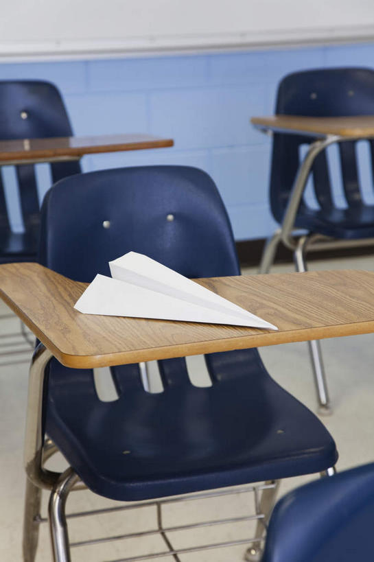 无人,学校,竖图,俯视,室内,特写,白天,桌子,飞机,静物,椅子,阴影,朦胧,模糊,艺术,反射,影子,折纸,纸艺,手工艺品,木椅,文化,书桌,校园,一个,课桌,纸制品,工艺品,教室,单个,纸飞机,高雅,工艺折纸,自信心,品位,彩图,高角度拍摄